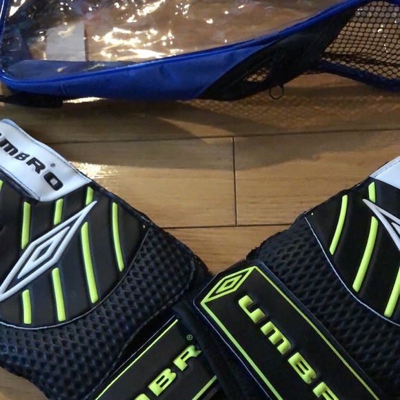 BNIP Umbro Barrier Goal Keeper Gloves - Picture 6 of 8